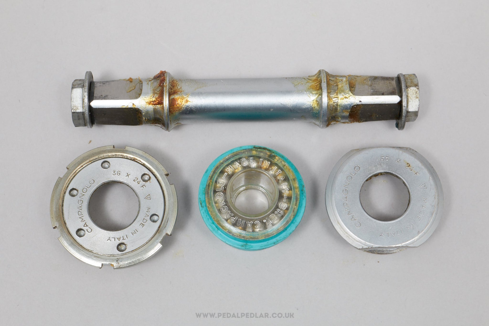 BOITIER PEDALIER CARRE ACIER A ROULEMENT 119mm (boite de 68) FILETAGE BOITIER PEDALIER CARRE ACIER A ROULEMENT 119mm (boite de 68) FILETAGE